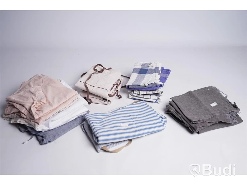 Blandade textilier - 30 st. Kökshanddukar, duk, förkläden, t-shirts, byxor och skjortor. Begagnad.