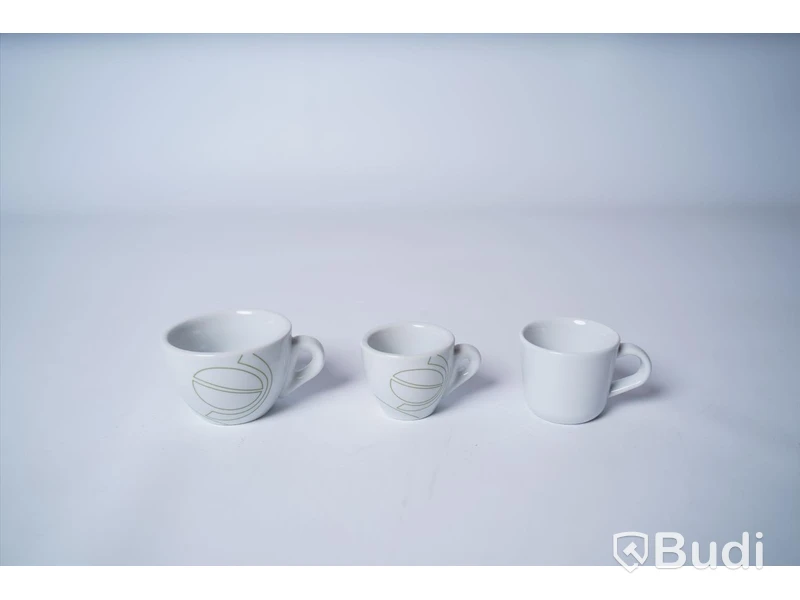 Diverse kaffekoppar med fat
