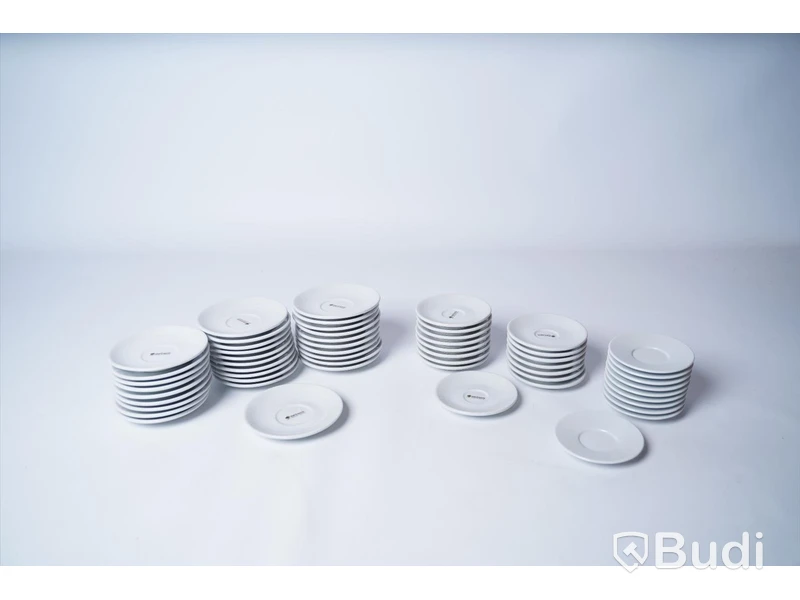 Diverse kaffekoppar med fat