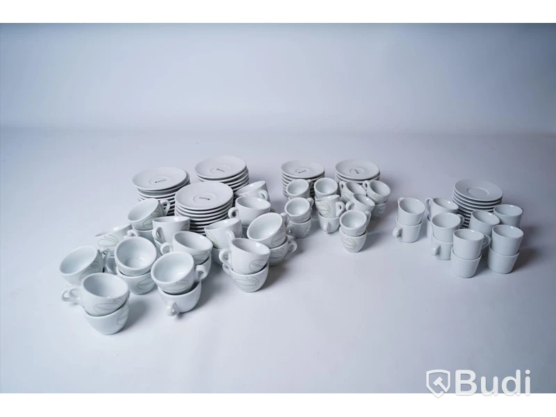 Diverse kaffekoppar med fat