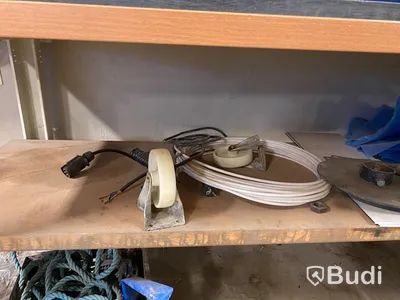 Allt innehåll på arbetsbänk & i skåp