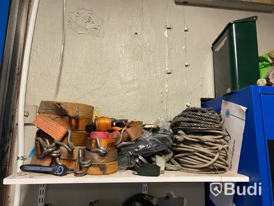 Allt innehåll på arbetsbänk & i skåp