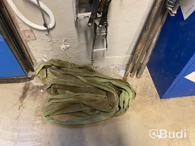 Allt innehåll på arbetsbänk & i skåp