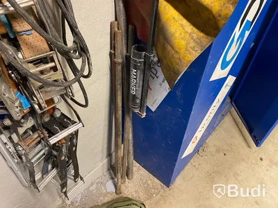 Allt innehåll på arbetsbänk & i skåp