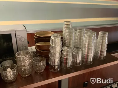 Parti med pastatallrikar, glas och köksentusilier. Flera bilder