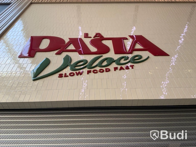 2st Pasta Veloce-skyltar. 1st stor samt en liten.