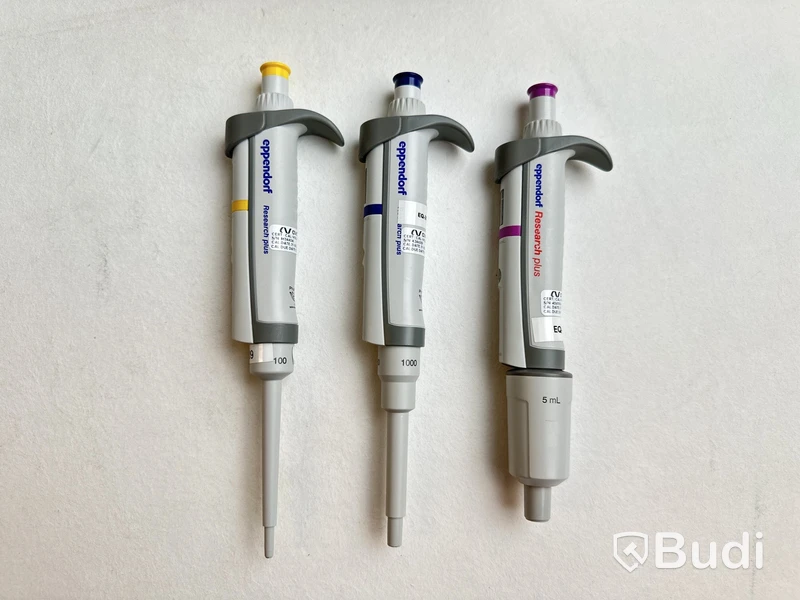 Pipetthållare Eppendorf och 3 st. Pipetter Eppendorf Research Plus