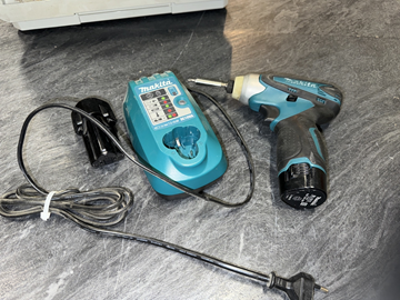 Makita skruvdragare inkl. 3 st batterier och laddare