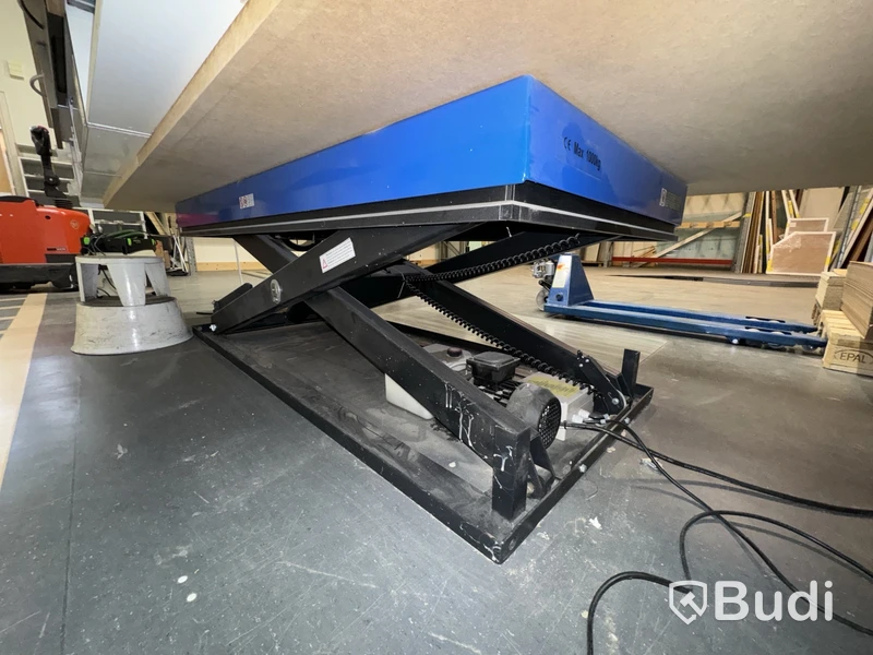 Saxlyftbord 1000 kg med påbyggnad samt förvaring