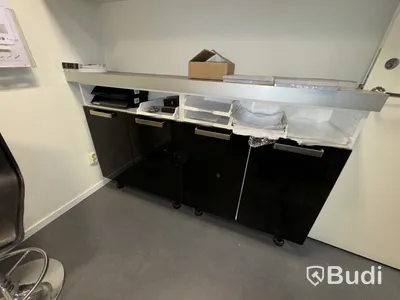 Förvaringsmöbel, två delar varav en del väggmonterad
