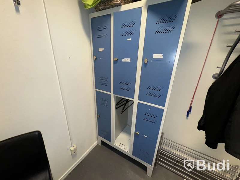 Omklädningsskåp, en skåplucka saknas