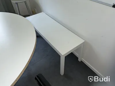 Runt bord samt 3 st stolar och bänk