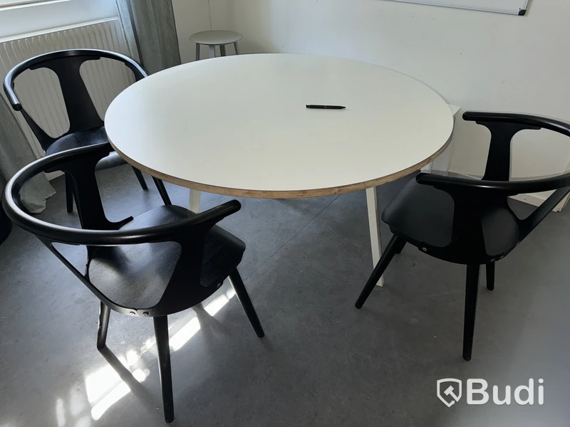 Runt bord samt 3 st stolar och bänk
