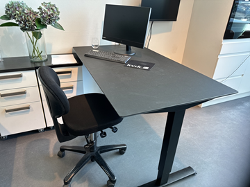 Elektriskt höj- och sänkbart skrivbord inkl. skrivbordsstol och hurts, Skrivbord 140x80 cm