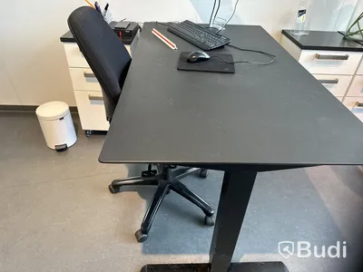 Elektriskt höj- och sänkbart skrivbord inkl. skrivbordsstol och hurts