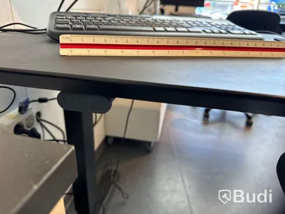 Elektriskt höj- och sänkbart skrivbord inkl. skrivbordsstol och hurts
