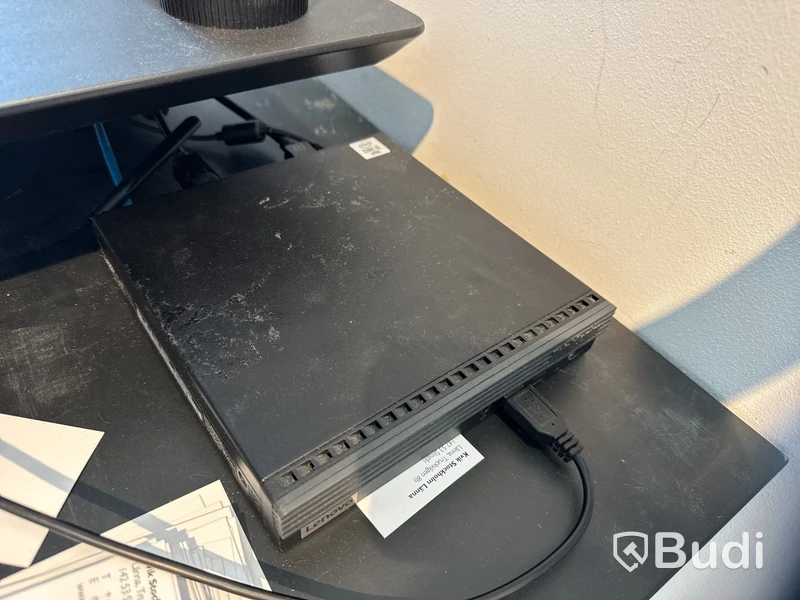 Kontorsplats med elektriskt höj- och sänkbart skrivbord 2 st skärmar, dator, kontorsstol