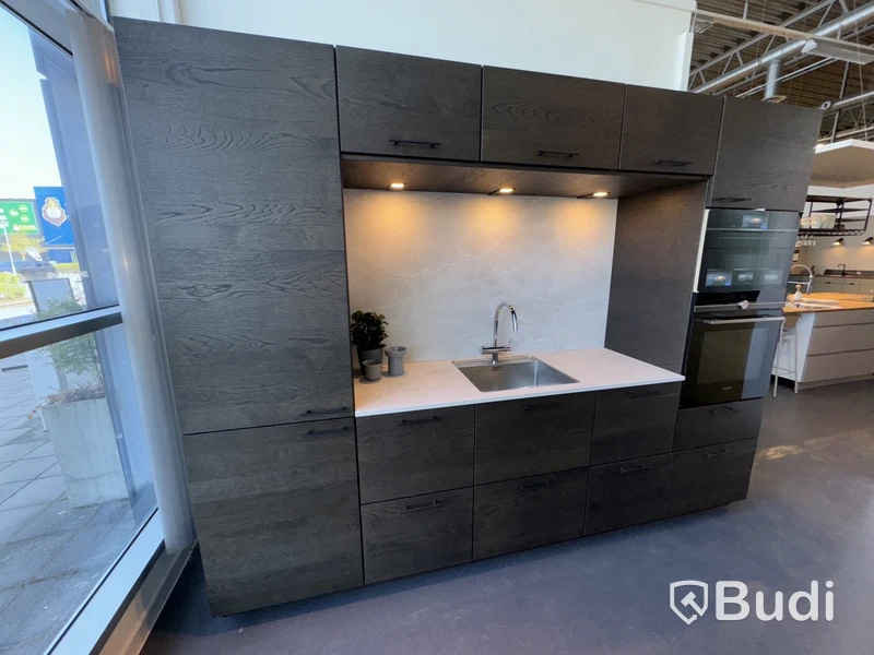 Kök, Kvik Veda Dark Oak, ord. pris. ca 60.000 kr.
