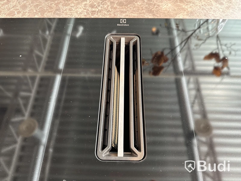 Induktionshäll med inbyggd fläkt, Electrolux HHKB870S ord. pris. ca 19.995 kr.