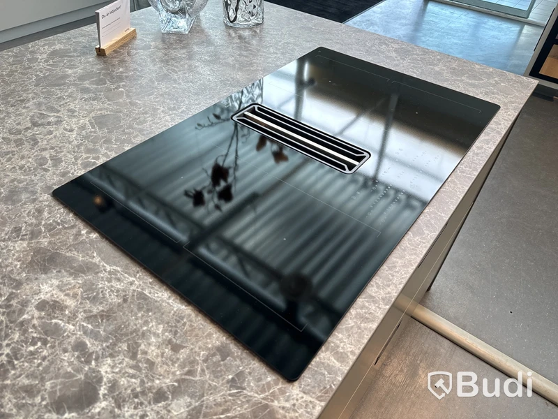 Induktionshäll med inbyggd fläkt, Electrolux HHKB870S ord. pris. ca 19.995 kr.