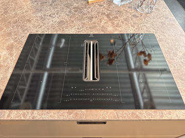Induktionshäll med inbyggd fläkt, Electrolux HHKB870S ord. pris. ca 19.995 kr.
