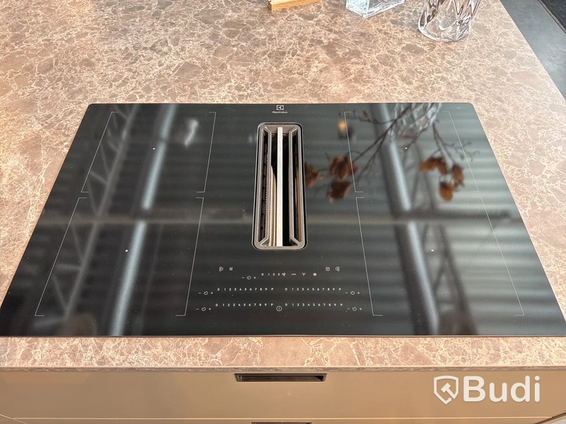 Induktionshäll med inbyggd fläkt, Electrolux HHKB870S ord. pris. ca 19.995 kr.