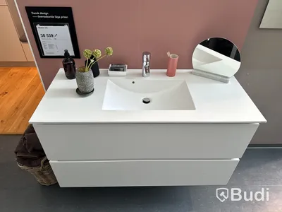 Badrumskommod, Kvik Mano vit ord. pris. ca 30.000 kr.