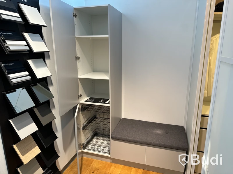 Garderobsmöbel, Kvik Veda Grå ord. pris. ca 18.000 kr.