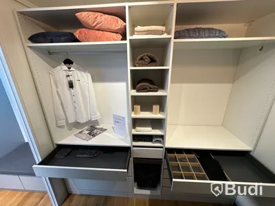 Garderobsinredning, Kvik ord. pris. ca 17.700 kr.