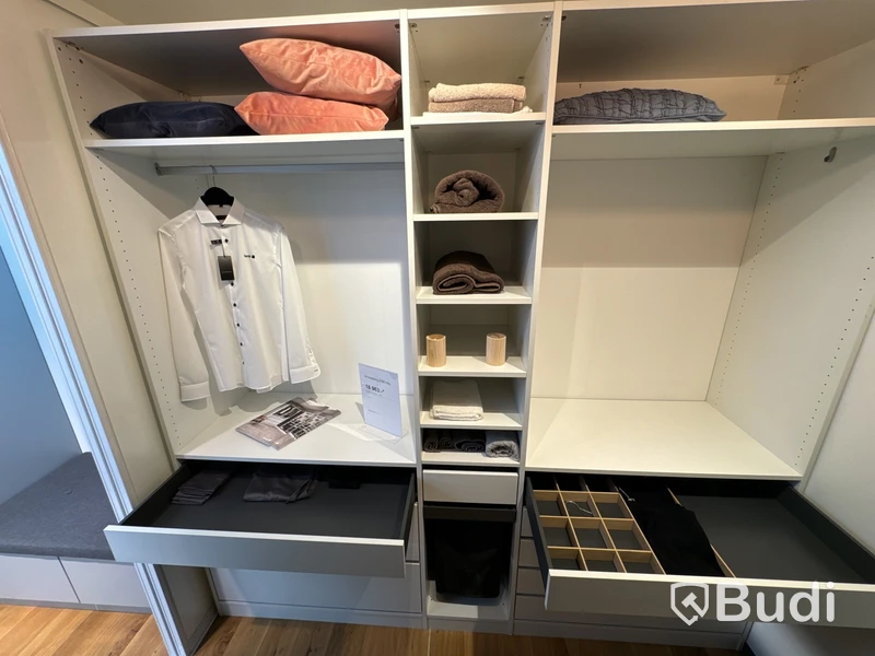 Garderobsinredning, Kvik ord. pris. ca 17.700 kr.