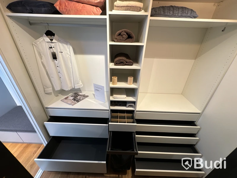 Garderobsinredning, Kvik ord. pris. ca 17.700 kr.