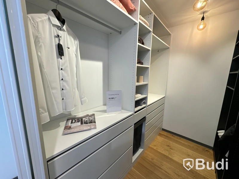 Garderobsinredning, Kvik ord. pris. ca 17.700 kr.
