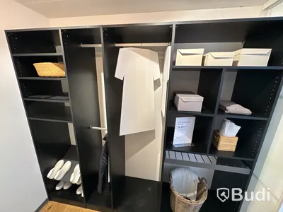 Garderobsinredning, Kvik svart ord. pris. ca 36.000 kr.