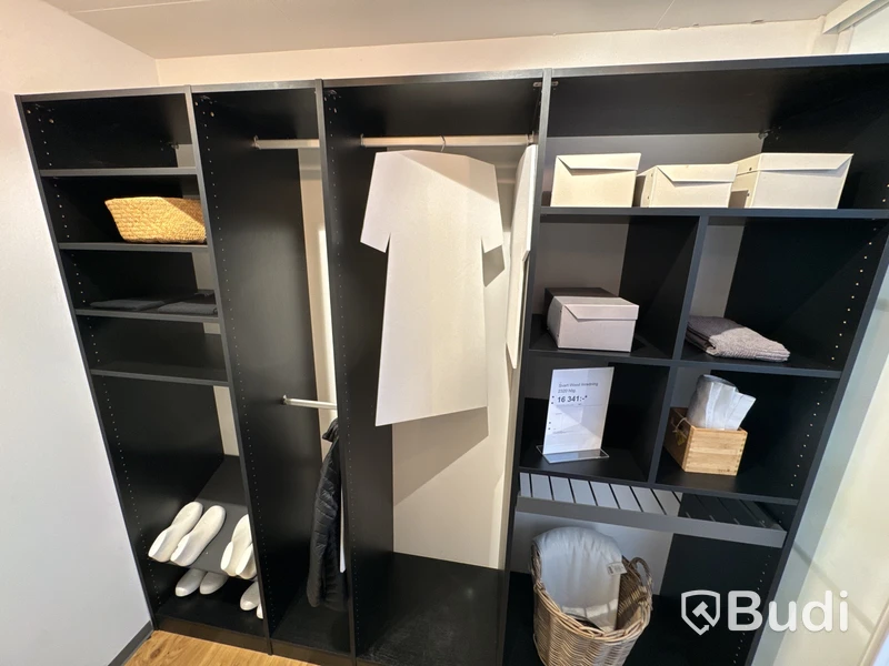 Garderobsinredning, Kvik svart ord. pris. ca 36.000 kr.