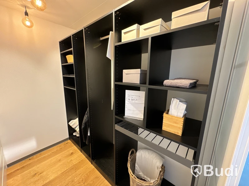 Garderobsinredning, Kvik svart ord. pris. ca 36.000 kr.