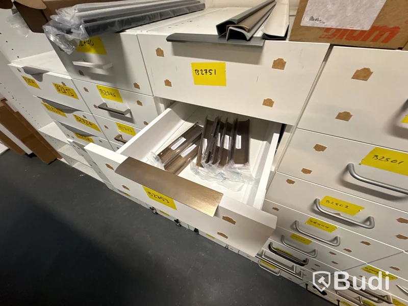 Lager med KVIK-relaterade köksluckor, beslag, köksskåp etc. Bedömt lagervärde ca 480.000 kronor