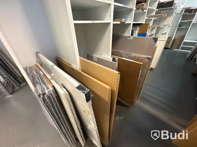 Lager med KVIK-relaterade köksluckor, beslag, köksskåp etc. Bedömt lagervärde ca 480.000 kronor