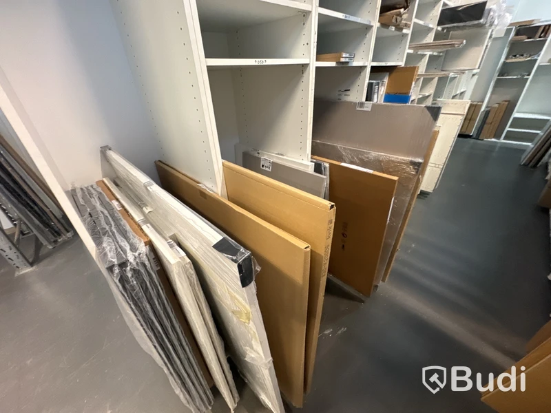 Lager med KVIK-relaterade köksluckor, beslag, köksskåp etc. Bedömt lagervärde ca 480.000 kronor