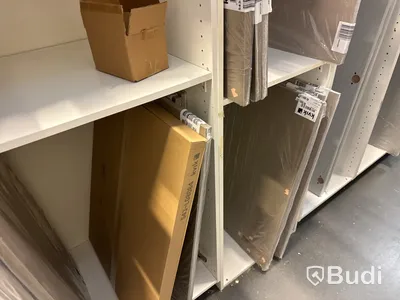 Lager med KVIK-relaterade köksluckor, beslag, köksskåp etc. Bedömt lagervärde ca 480.000 kronor