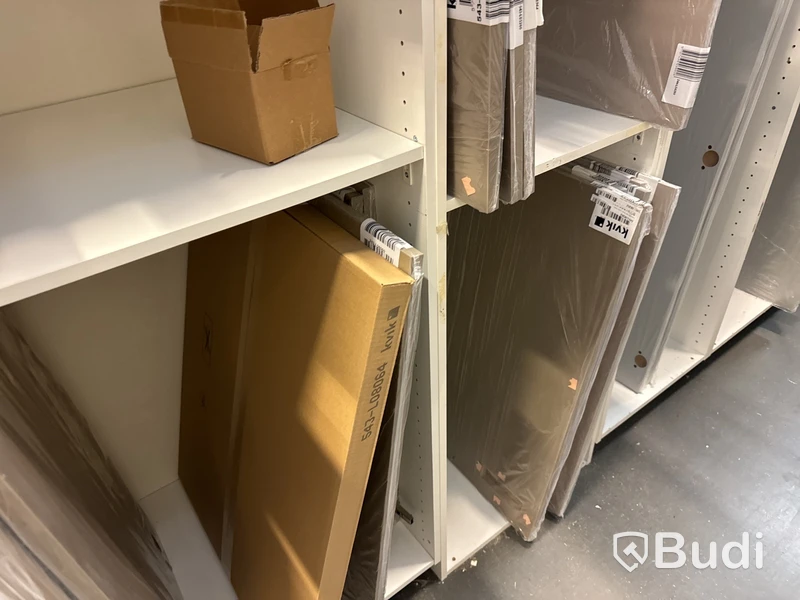 Lager med KVIK-relaterade köksluckor, beslag, köksskåp etc. Bedömt lagervärde ca 480.000 kronor
