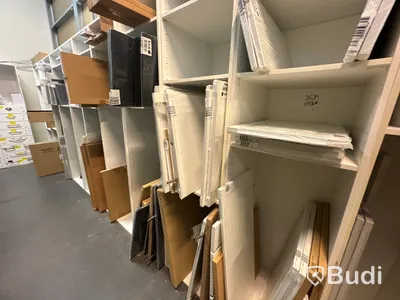 Lager med KVIK-relaterade köksluckor, beslag, köksskåp etc. Bedömt lagervärde ca 480.000 kronor