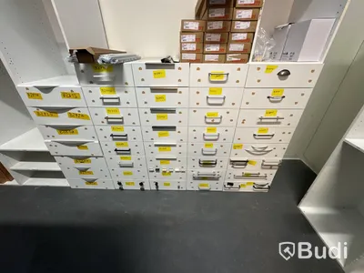 Lager med KVIK-relaterade köksluckor, beslag, köksskåp etc. Bedömt lagervärde ca 480.000 kronor