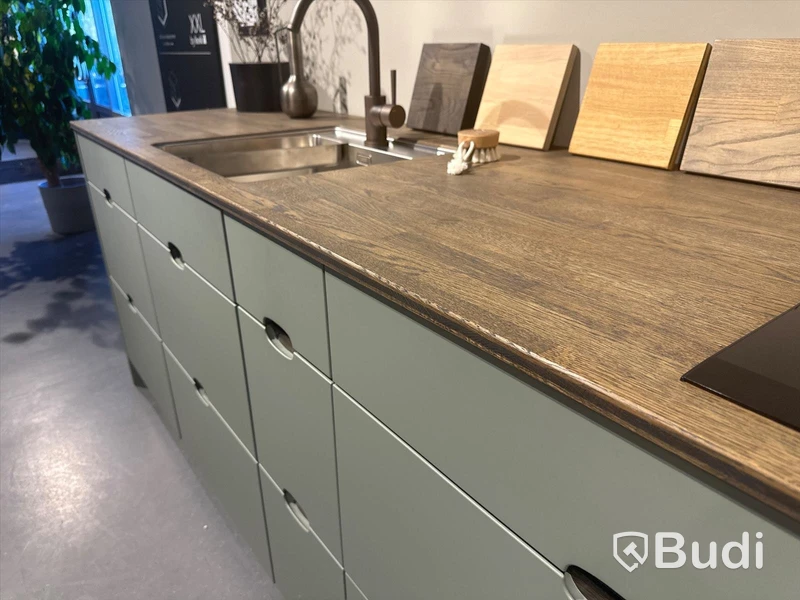 Kök, Kvik Ombra grön ord. pris. ca 85.000 kr.