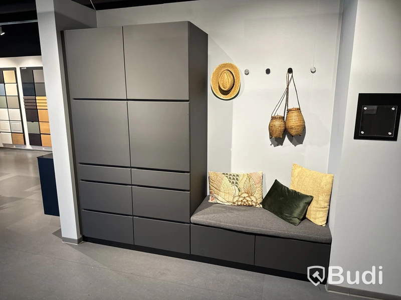 Garderobsmöbel, Kvik Mano dark grey ord. pris. ca 37.000 kr.