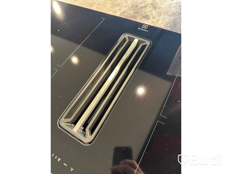 Induktionshäll med inbyggd fläkt, Electrolux HHKB870S ord. pris. ca 17.999 kr.