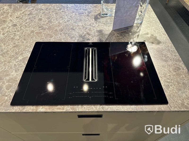Induktionshäll med inbyggd fläkt, Electrolux HHKB870S ord. pris. ca 17.999 kr.