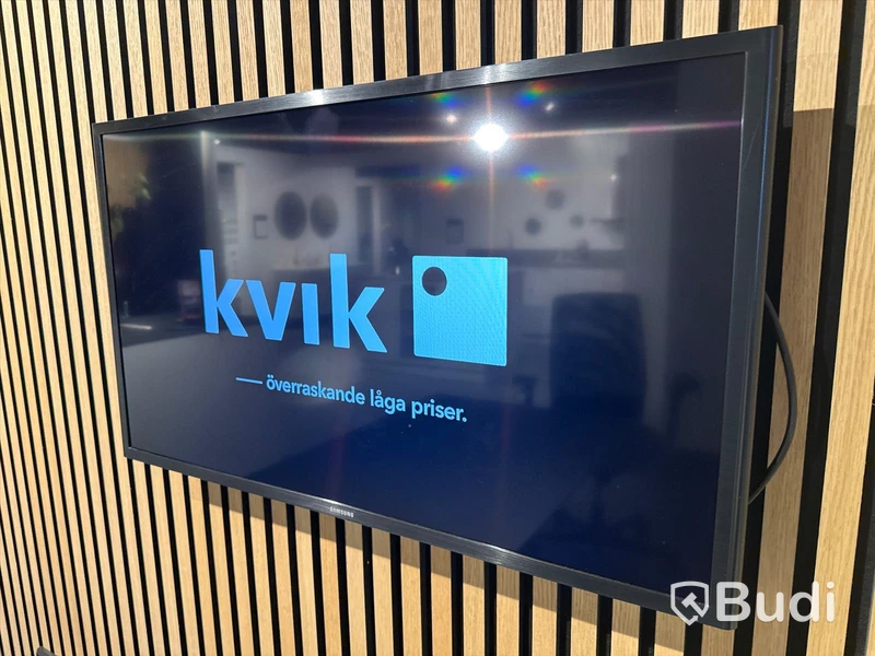 Akustikpanel, höj- och sänkbart skrivbord, kontorsstol, skärm, skåp samt 2 st. stolar