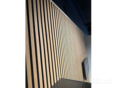 Akustikpanel, höj- och sänkbart skrivbord, kontorsstol, skärm, skåp samt 2 st. stolar