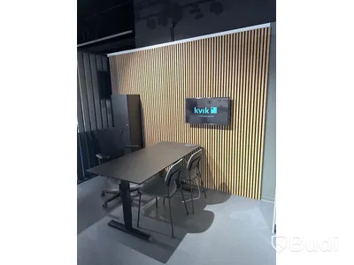Akustikpanel, höj- och sänkbart skrivbord, kontorsstol, skärm, skåp samt 2 st. stolar