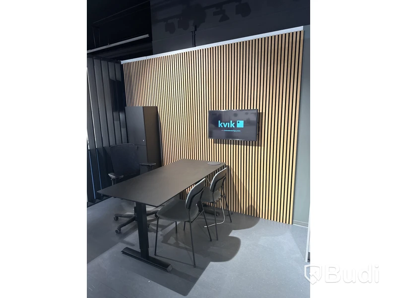 Akustikpanel, höj- och sänkbart skrivbord, kontorsstol, skärm, skåp samt 2 st. stolar